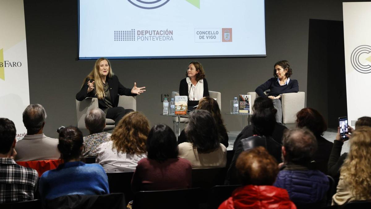 De izquierda a derecha, Luz Gabás,Amaia Mauleón y Cristina Campos, durante el Club FARO.