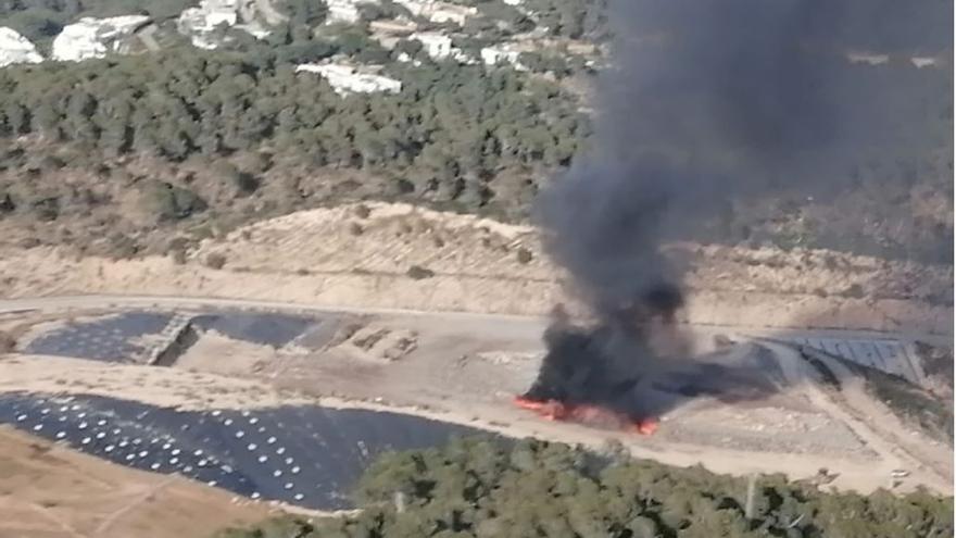 Alarma por un incendio en el vertedero de Ibiza