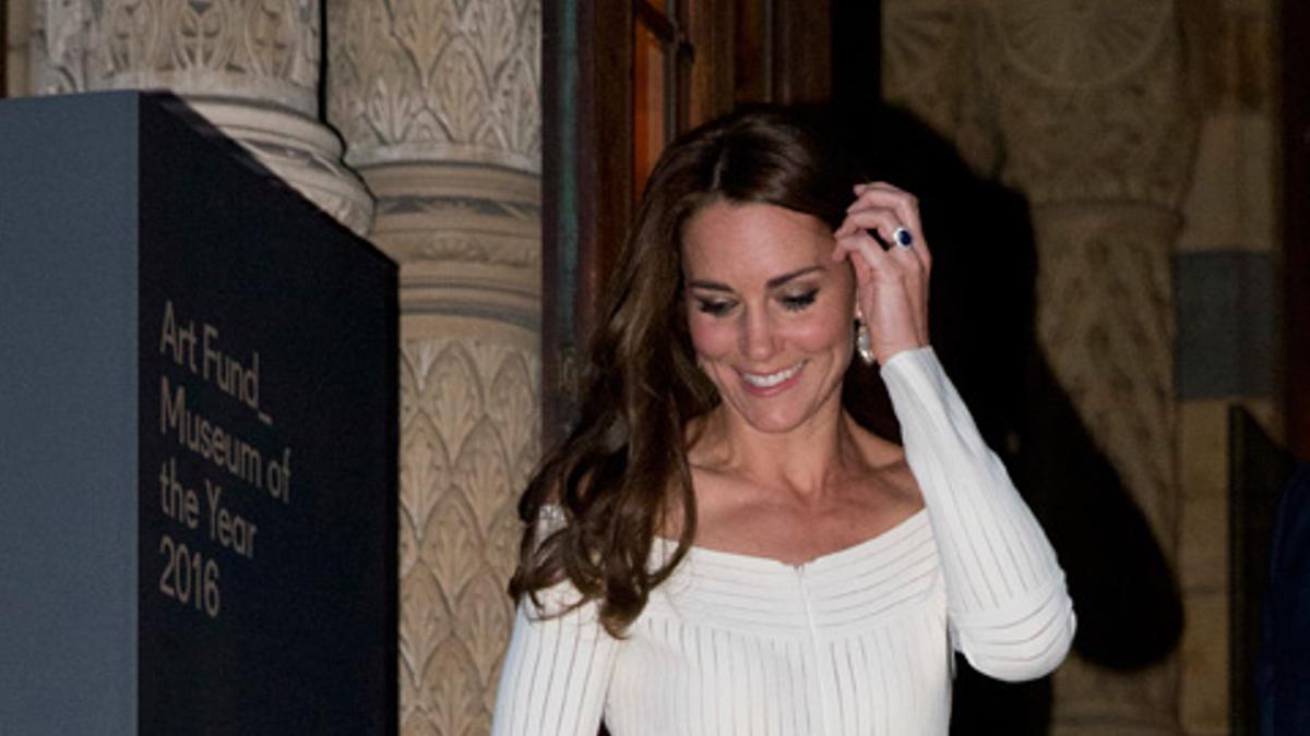 Kate Middleton con vestido blanco de Barbara Casasola