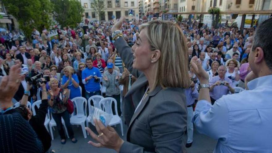 Sonia Castedo pronunció ayer su primer mitin de la campaña ante multitud de personas en la plaza de la Montañeta.