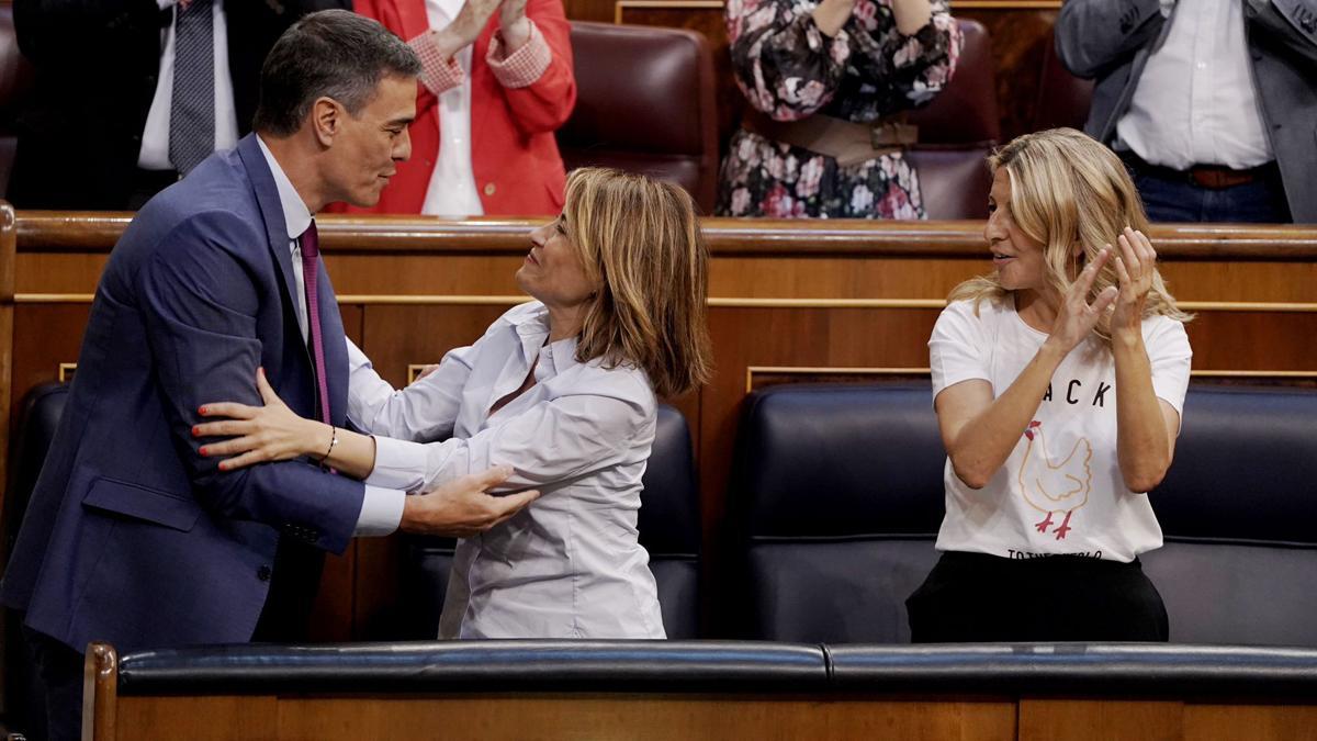 Pedro Sánchez felicita a la ministra Raquel Sánchez, junto a Yolanda Díaz.