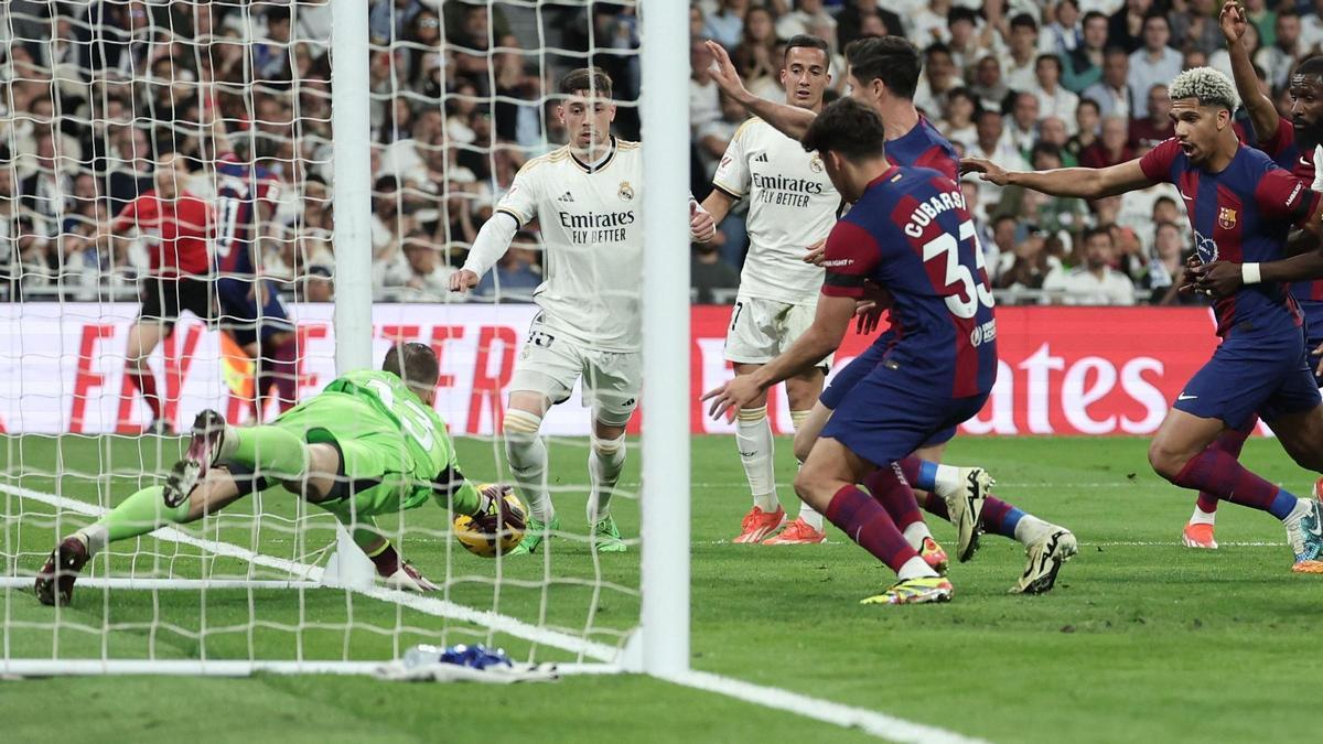 Jugada polémica en la portería del Real Madrid con dudas sobre si Lunin evita el gol o no