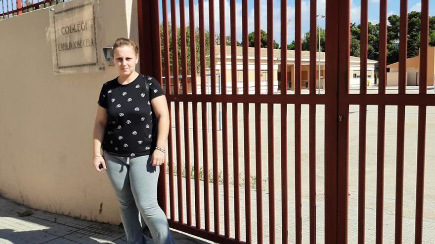 Jessica García, frente al colegio de su hijo.