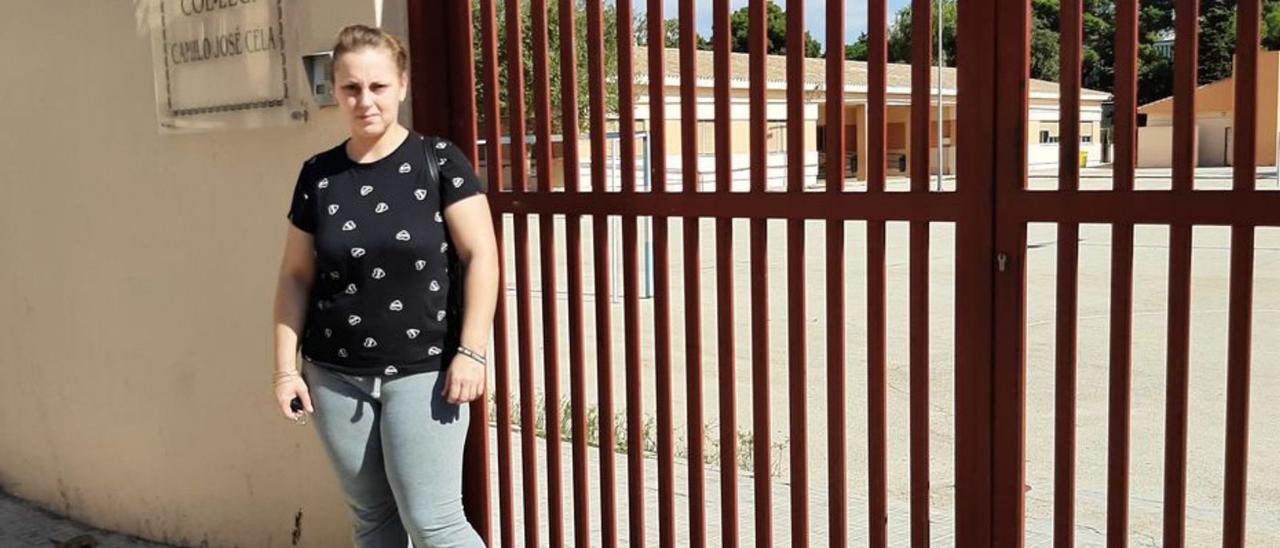 Jessica García, frente al colegio de su hijo.