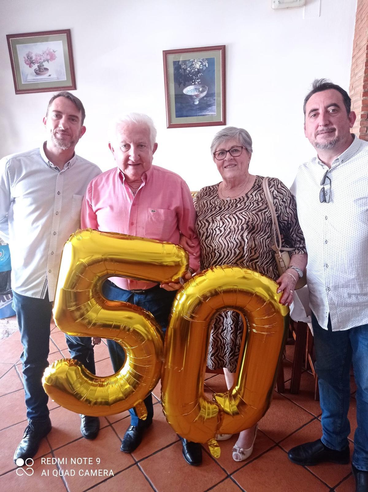 Con su hermano Mario y sus padres, Frasqui y Antonio, en su 50 cumpleaños.