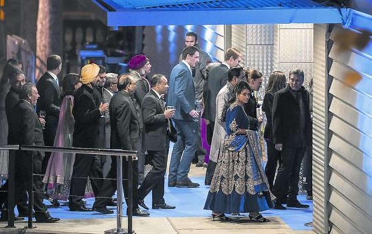 Shristi Mittal (mirant a la càmera) i el seu promès, Gulraj Behl (al darrere), ahir a l’arribar al pavelló d’Itàlia a Montjuïc. A sota, el xou de doma.