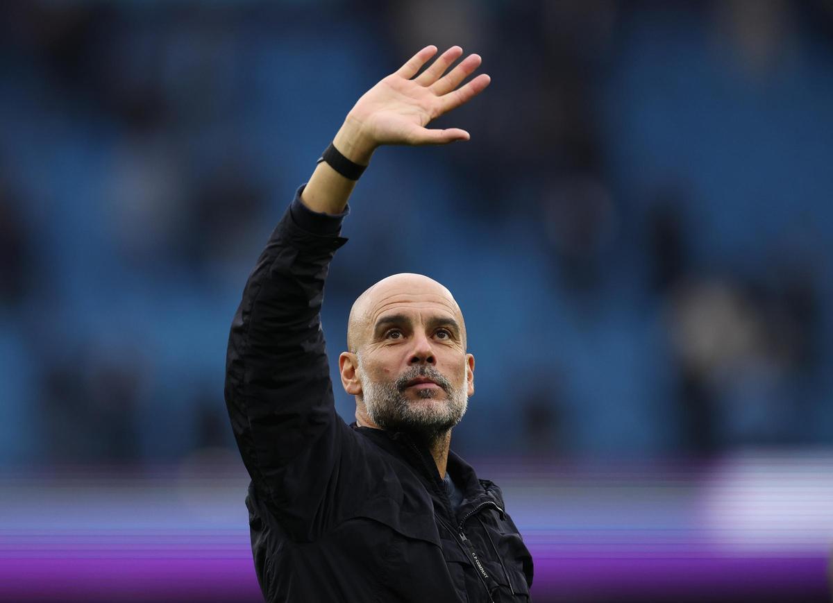 MANCHESTER (United Kingdom), 22/05/2026.- (FILE) - Manchester City manager Pep Guardiola waves to fans after the English Premier League match between Manchester City FC and Everton FC in Manchester, Britain, 18 October 2025 (reissued 22 May 2026). Manchester City announced 22 May 2026 that manager Pep Guardiola will leave the club at the end of the current season after 10 years in charge. (Reino Unido) EFE/EPA/ADAM VAUGHAN EDITORIAL USE ONLY. No use with unauthorized audio, video, data, fixture lists, club/league logos, 'live' services or NFTs. Online in-match use limited to 120 images, no video emulation. No use in betting, games or single club/league/player publications.