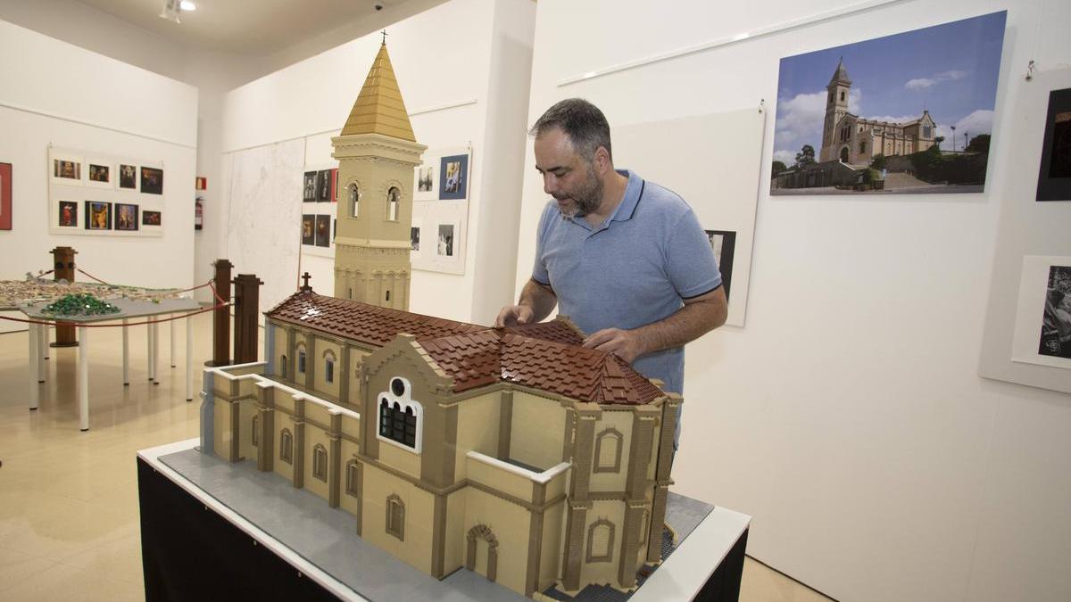Víctor Boscá con la reproducción con piezas de Lego del santuario del Lluch.
