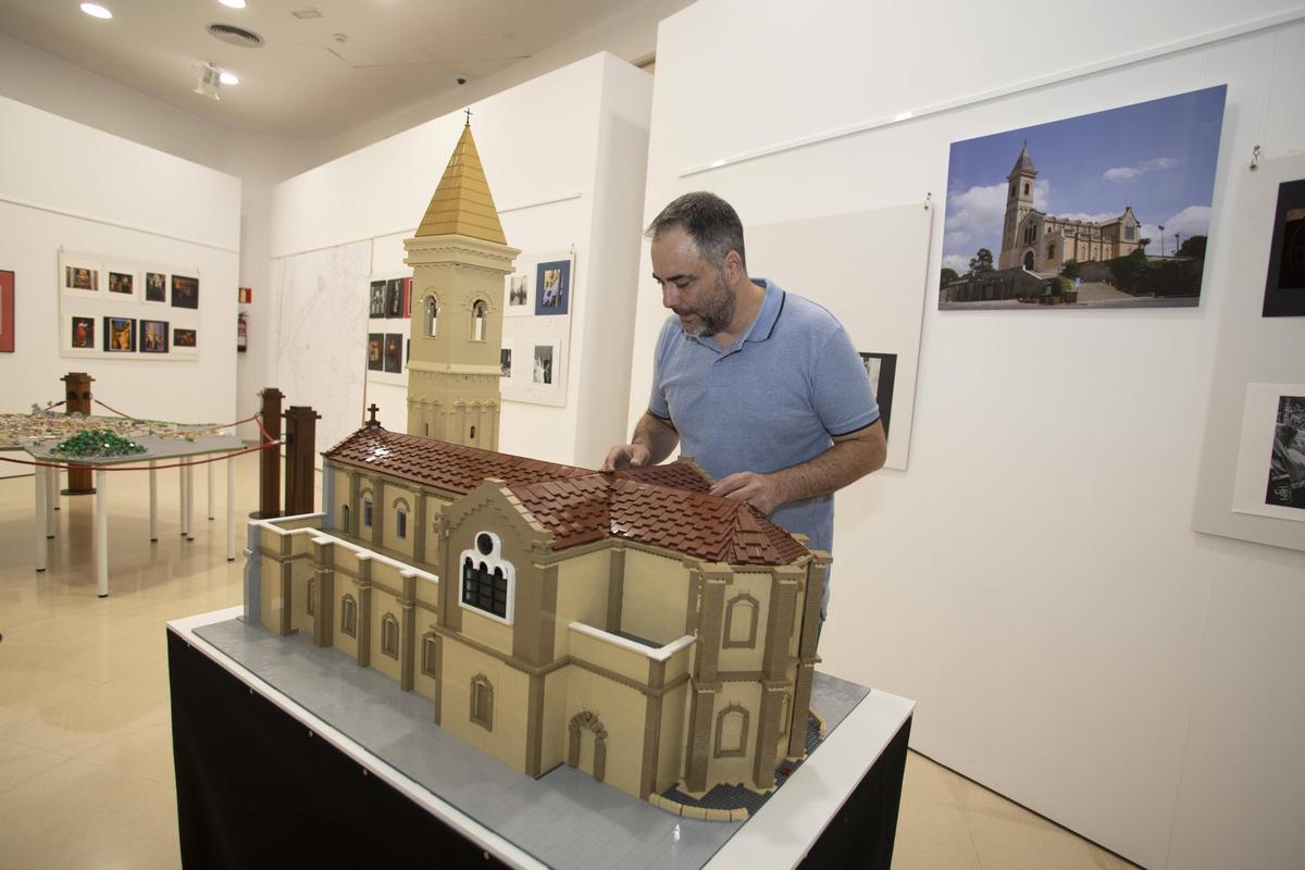Víctor Boscá con la reproducción con piezas de Lego del santuario del Lluch.