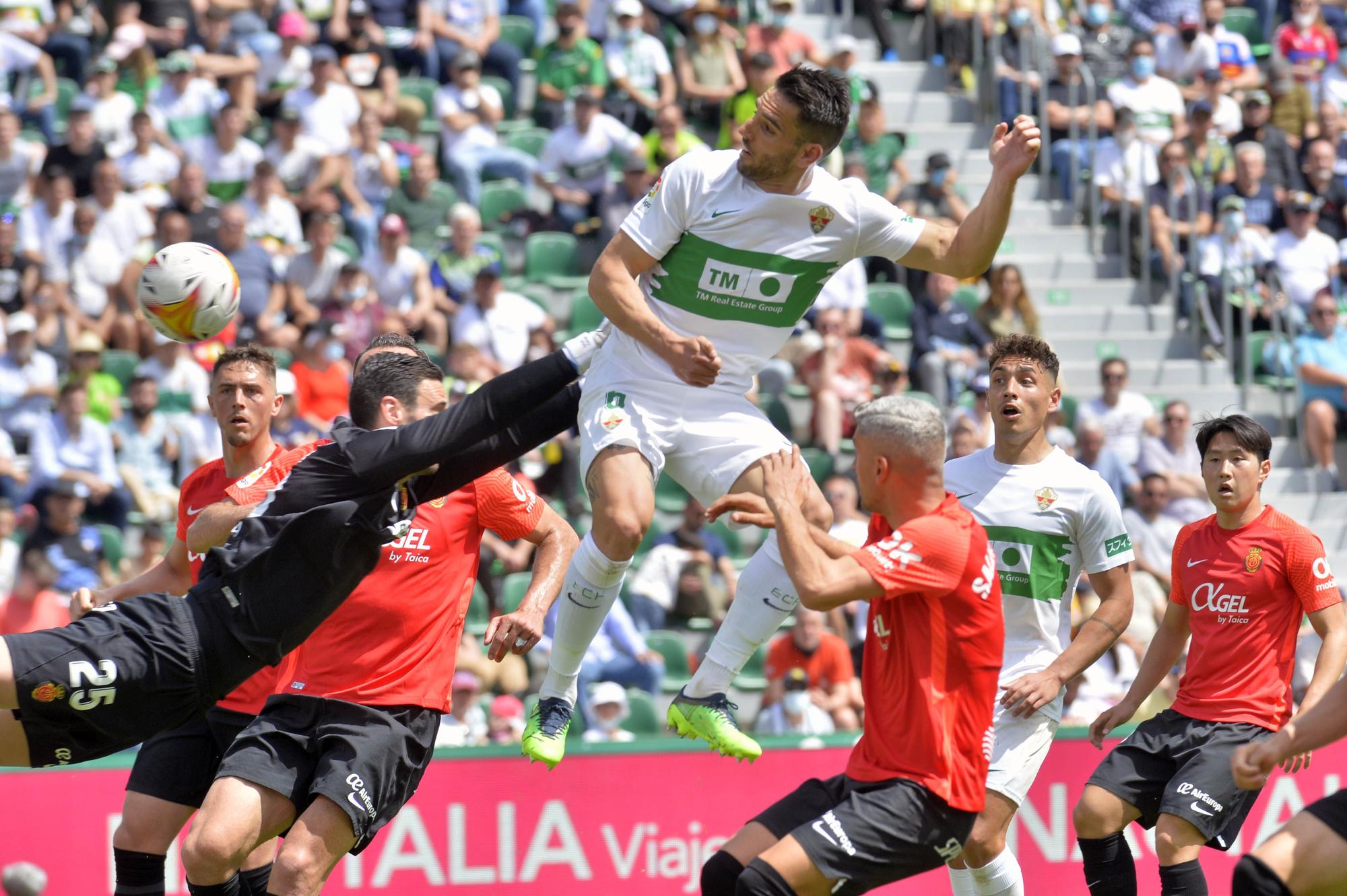 El Elche abraza la permanencia (3-0)