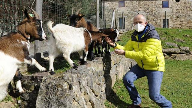 José Taboada, con sus cabras en Fervenzaventura.  | // BERNABÉ/JAVIER LALÍN