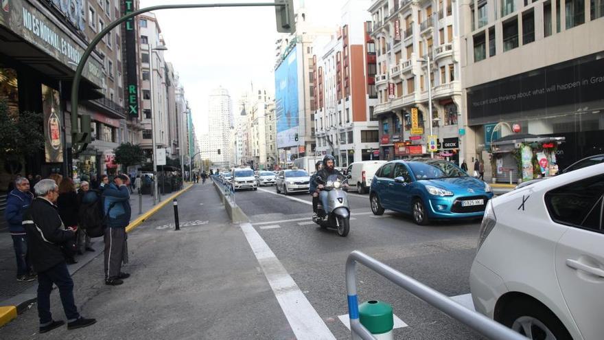 Cae desde un 8º piso, intenta agarrarse a las luces de Navidad y salva la vida