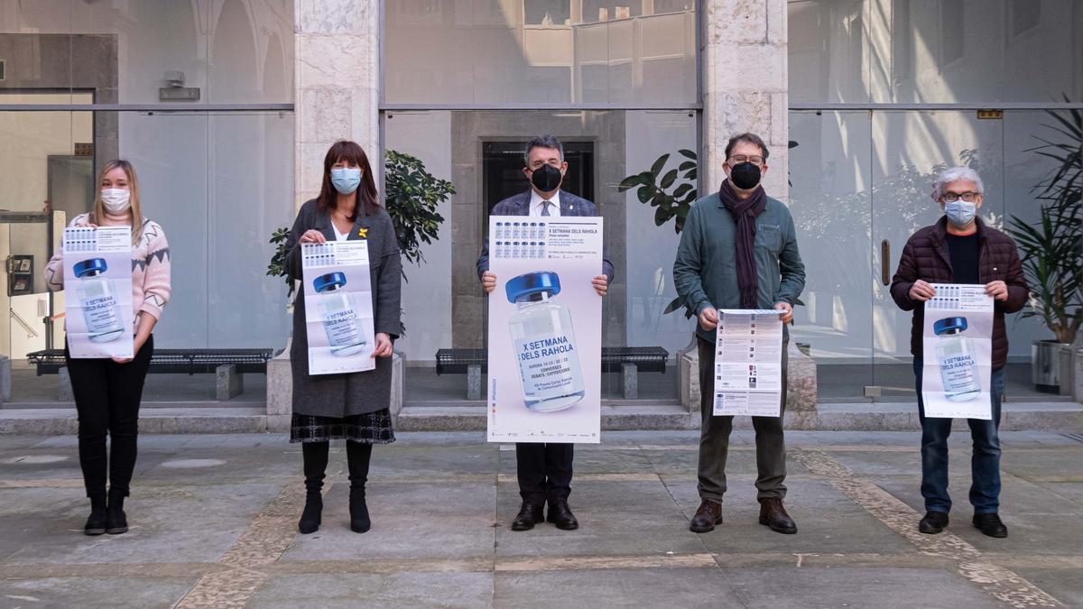 El president de la Diputació de Girona, Miquel Noguer, amb el president del Col·legi de Periodistes de Girona, Joan Ventura, acompanyats per diverses autoritats durant la presentació de la X Setmana dels Rahola