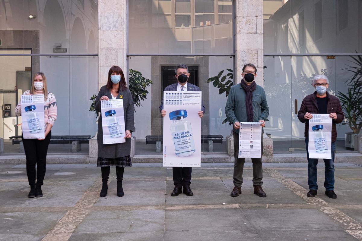 El president de la Diputació de Girona, Miquel Noguer, amb el president del Col·legi de Periodistes de Girona, Joan Ventura, acompanyats per diverses autoritats durant la presentació de la X Setmana dels Rahola