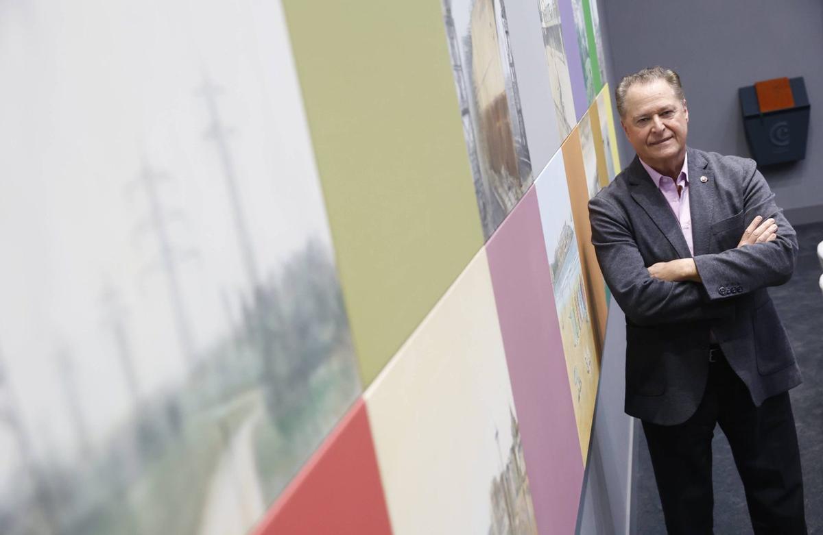 Félix Baragaño, en el salón de plenos de la Cámara de Comercio de Gijón, con el mural de Pelayo Ortega. | ÁNGEL GONZÁLEZ