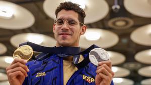El nadador español Hugo González, campeón del mundo de 200 espalda y subcampeón de 100 en Doha, llega a Madrid