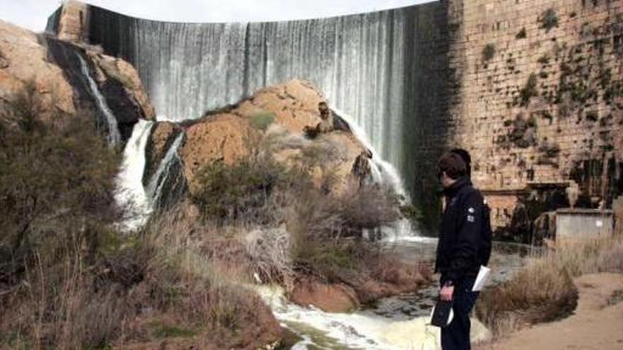 Una vista del Pantano de Elche con el salto del agua por encima de la presa con la que cuenta esta infraestructura.