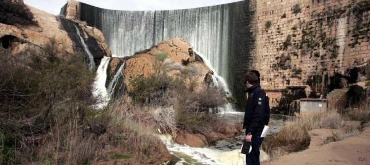 Una vista del Pantano de Elche con el salto del agua por encima de la presa con la que cuenta esta infraestructura.