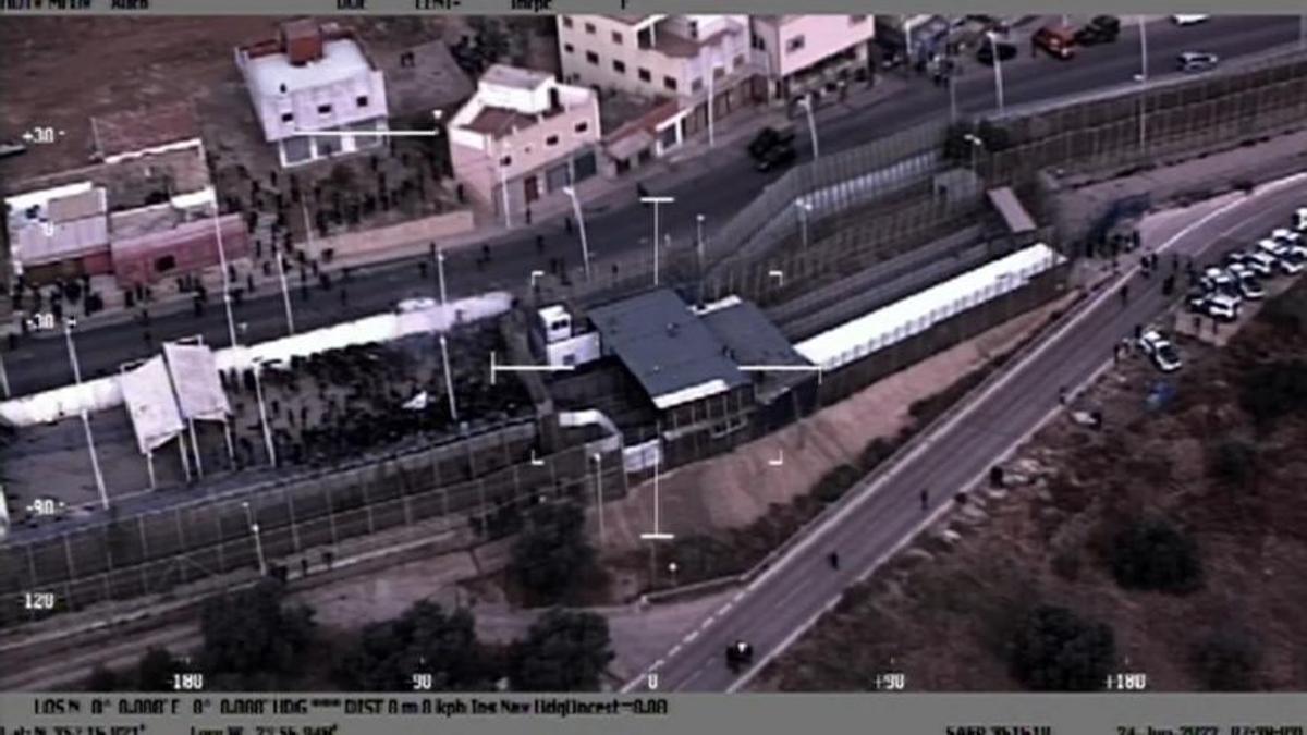 Una imagen de las que han podido ver los diputados en el Congreso, tomadas por medios aéreos de la Guardia Civil, en el asalto de los migrantes al puesto fronterizo del Barrio Chino, entre Nador y Melilla, el 24 de junio.