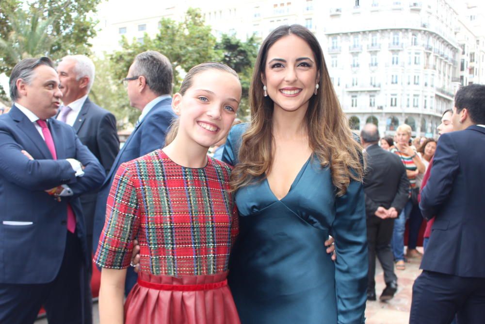 Y al día siguiente, la proclamación. Ambiante esperando la llegada de las protagonistas. Aquí, dos cortesanas que ahora verán a sus hermanas en el sitio que ellas ocuparon: Paloma Ahyora (2017) y Esther Pascual (2014)