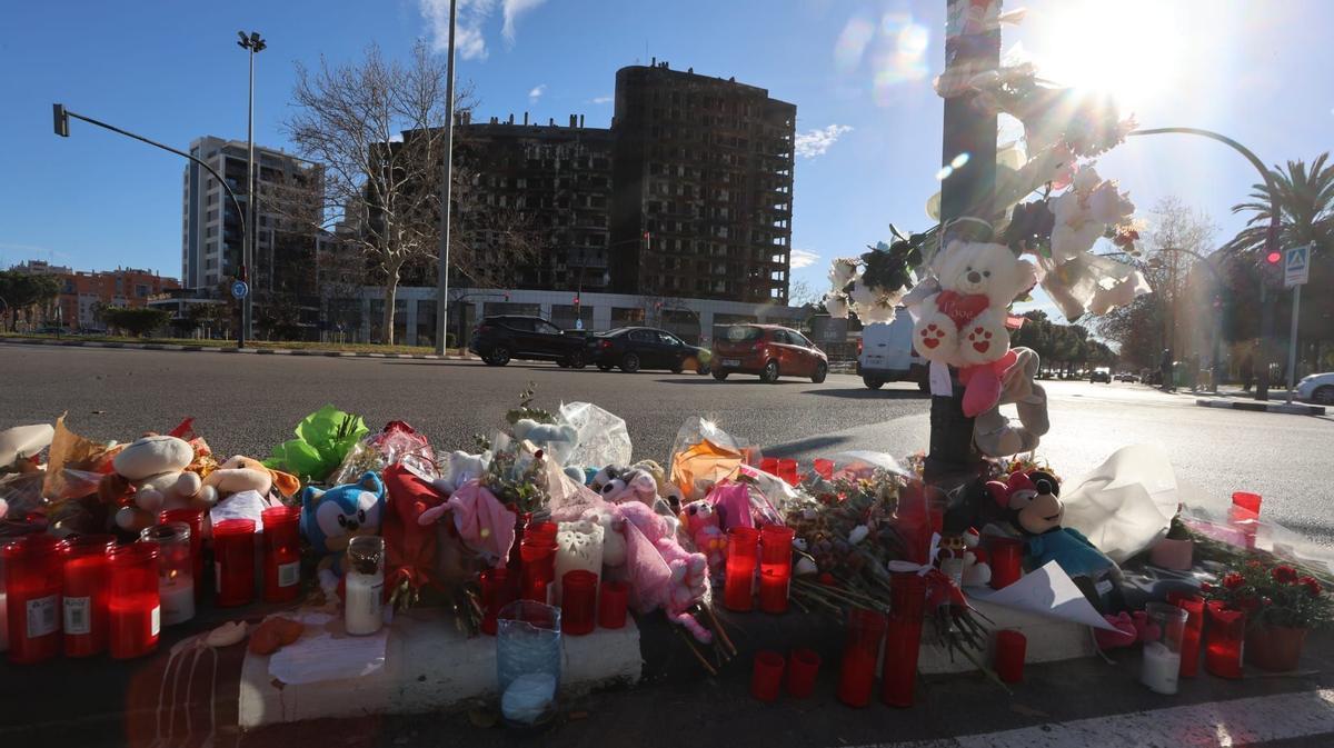 El altar que recuerda a las víctimas de la tragedia de Campanar.