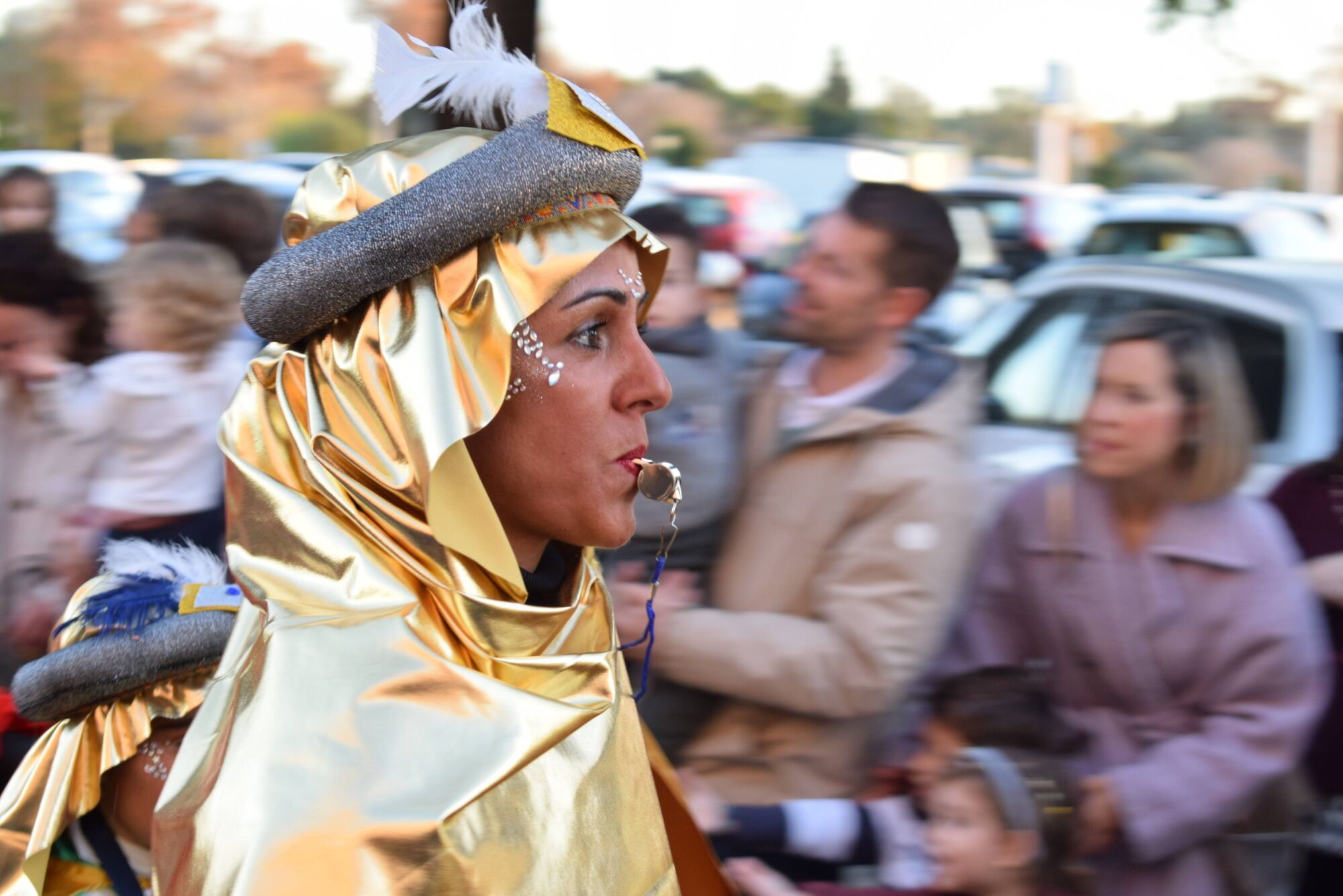 El Heraldo Real recorre las calles del barrio sevillano de Los Remedios recogiendo las cartas de los pequeños el 26 de diciembre de 2024