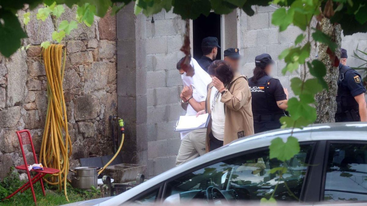 Un momento del registro efectuado en la vivienda de András.