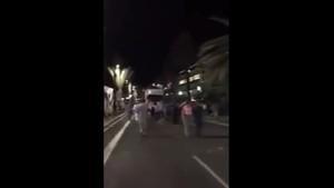 Vídeo amb imatges frontals del moment en què el camió atropella la multitud a Niça.