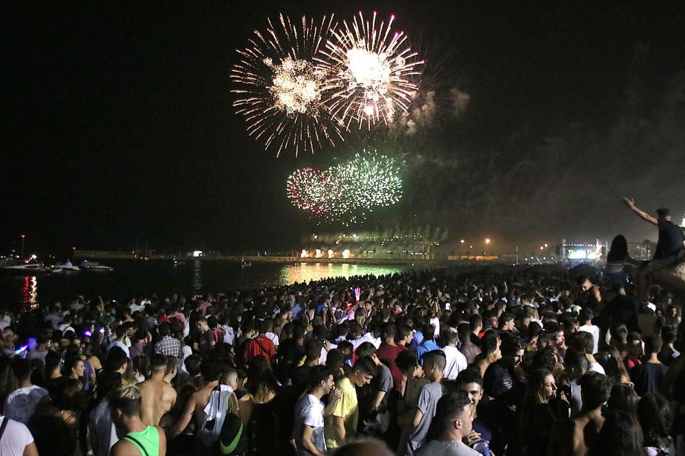 Como es tradición, el espectáculo pirotécnico da paso a días de fiesta en Málaga. Y como cada año, cientos de jóvenes siguieron los fuegos desde la playa de La Malagueta