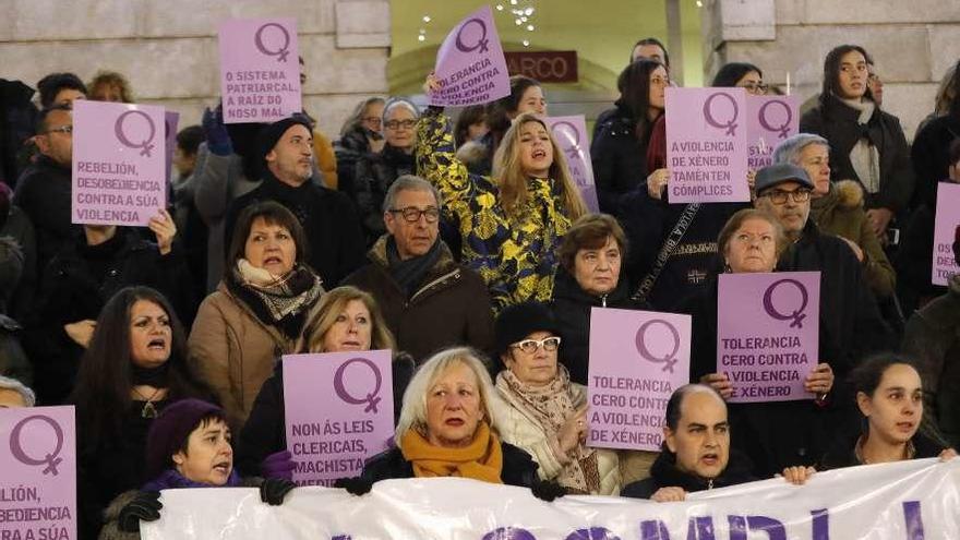 Concentración de repulsa en Vigo contra la puesta en libertad de la Manada de Pamplona. // Ricardo Grobas