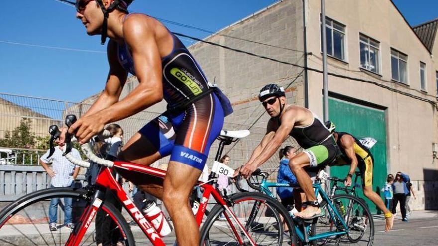 Un momento del triatlón del Santa Olaya el año pasado.