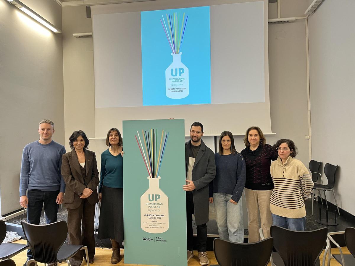 Moisés García, Montserrat López Moro, Liliana Fernández-Peña, Aitor Martínez Valdajos, Elsa Fernández, Griselda Coro e Irene T., esta mañana, en el Antiguo Instituto.
