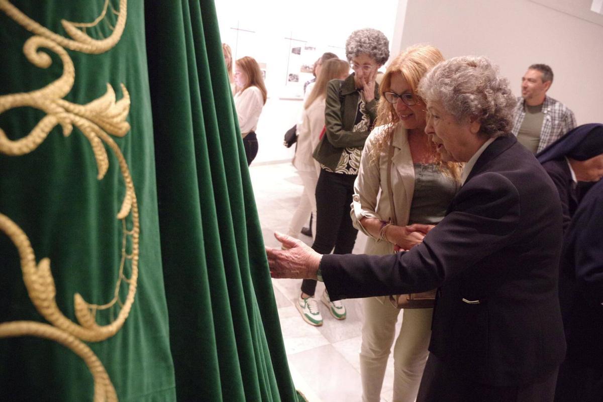 La Agrupación de Cofradías muestra el legado de los bordados de las Hermanas Trinitarias en Málaga
