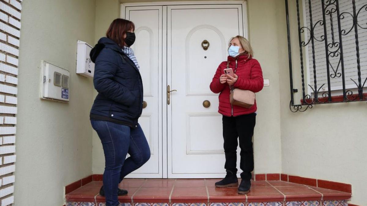 Mayores conectados a la familia por un chip