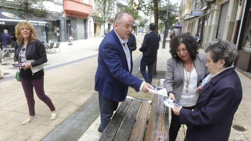 Miguel Lorenzo entrega propaganda electoral a una vecina de Os Mallos.