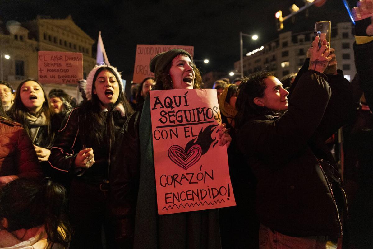 Manifestación frente al Consulado de Argentina en Barcelona contra Milei por dichos anti LGTB+ en Davos
