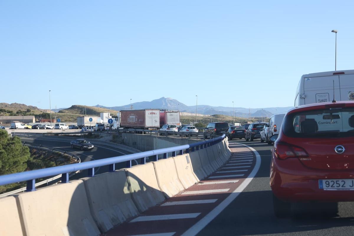 Retenciones de tráfico en A-70 por varios accidentes.