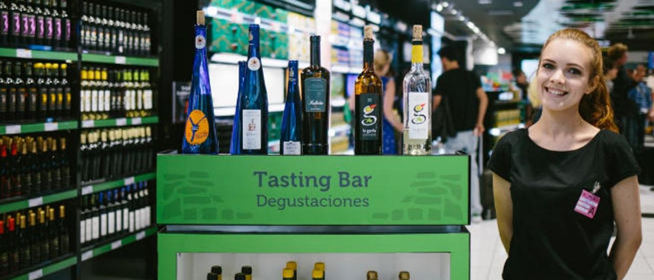 Promoción de vinos lanzaroteños en el aeropuerto de Guacimeta.