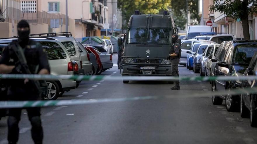 La Guardia Civil cortó el miércoles una calle de Son Gotleu para realizar los registros.