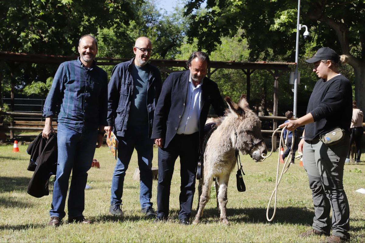 Los responsables del Zoo de Córdoba: Manuel Rojo, Antonio Torrecilla y Danie García Ibarrola, junto a un burrito y una de sus cuidadoras.