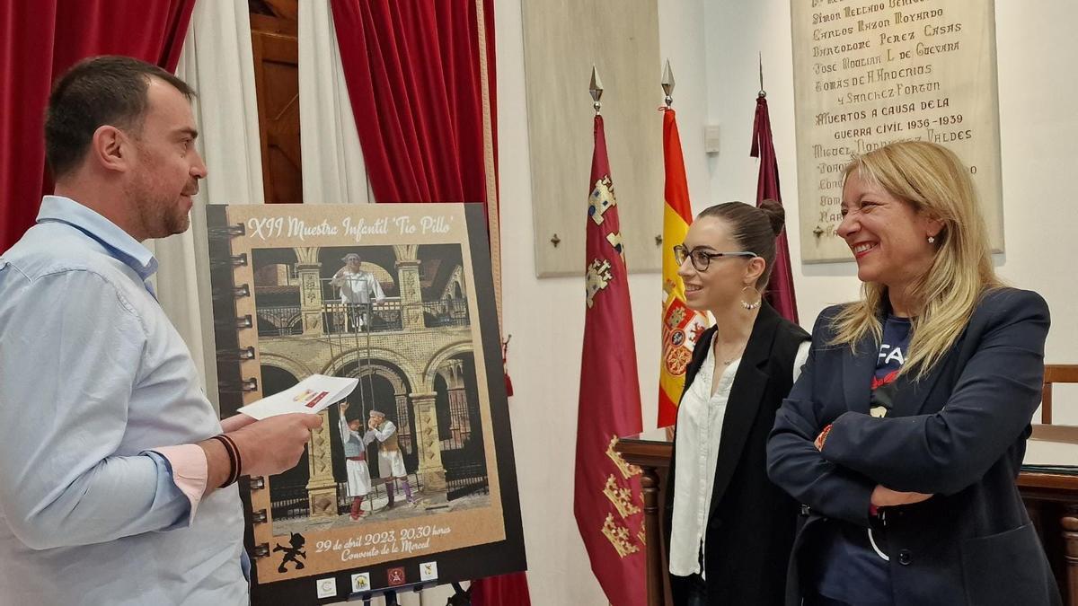 Luis González, Anabel Sánchez y María Ángeles Mazuecos, con el cartel, durante la presentación.