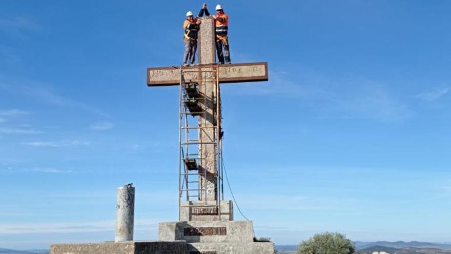 El Ayuntamiento de Peñarroya restaura la Cruz del Peñón