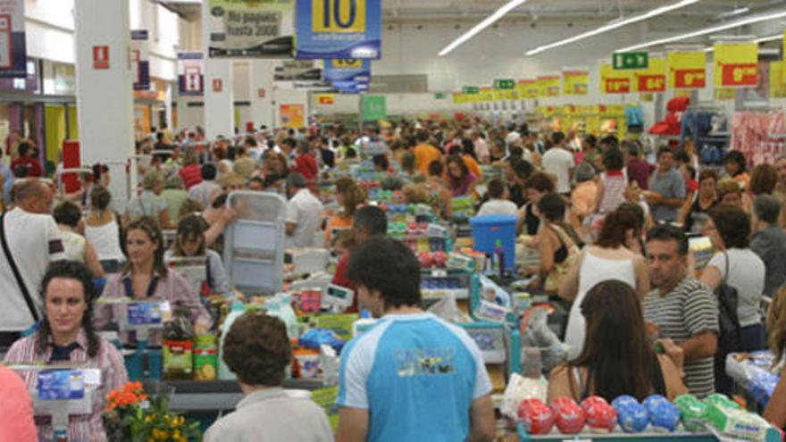 Familias comprando en un supermercado