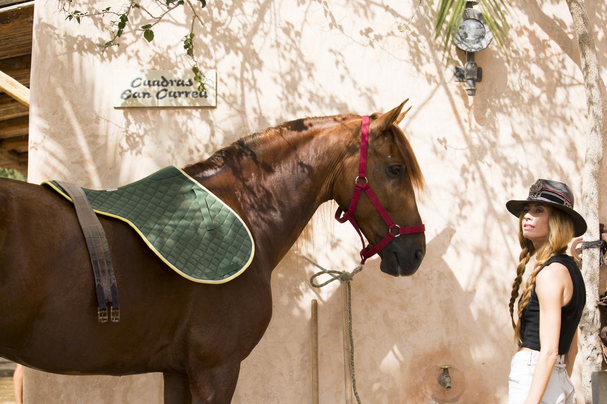 El Hotel Rural Can Curreu propone diferentes experiencias para combinar con la gastronomía como paseos a caballo o sesiones de spa.