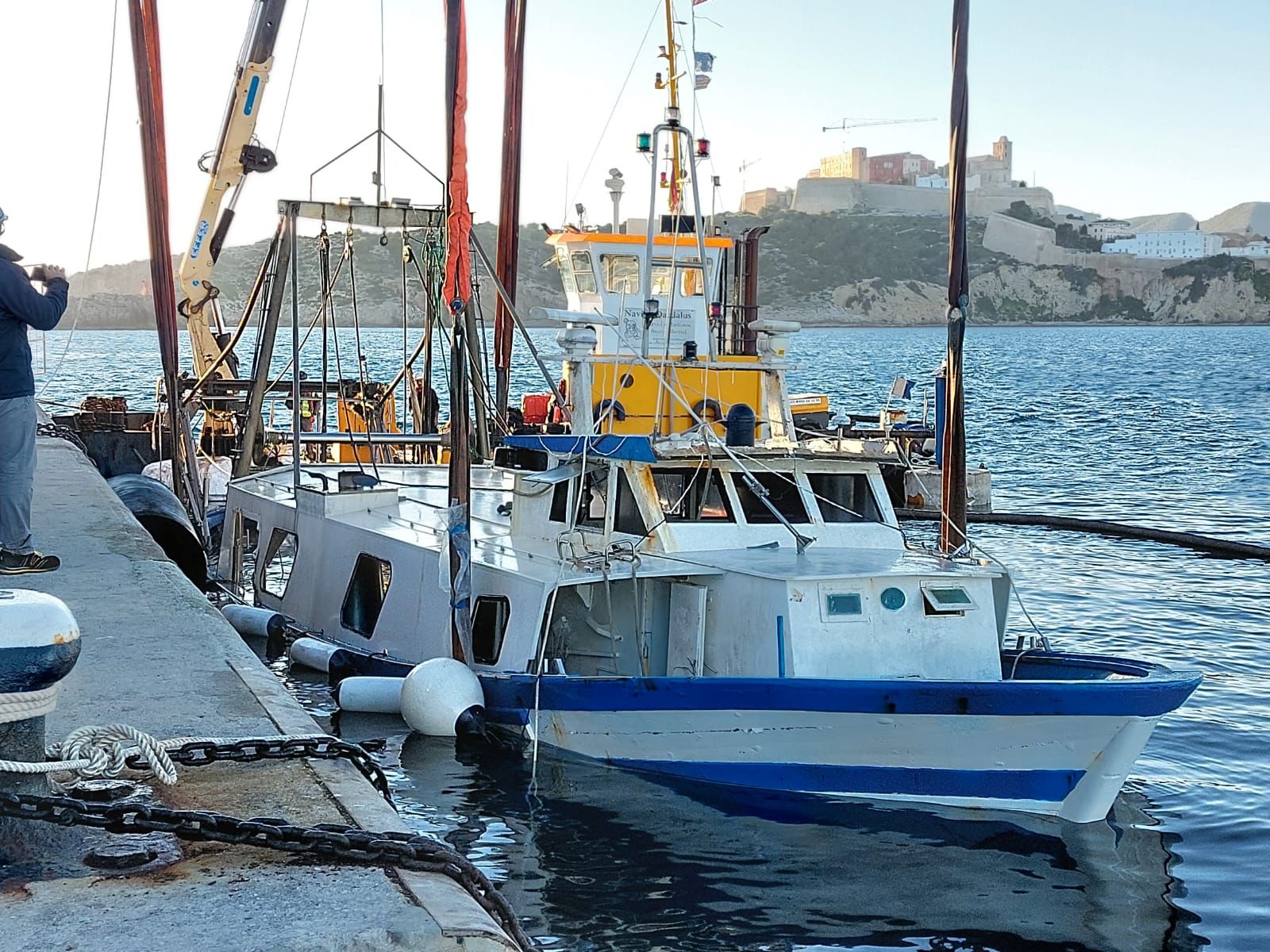 Reflotado el pesquero 'Charpat Segundo', hundido en el puerto de Ibiza.