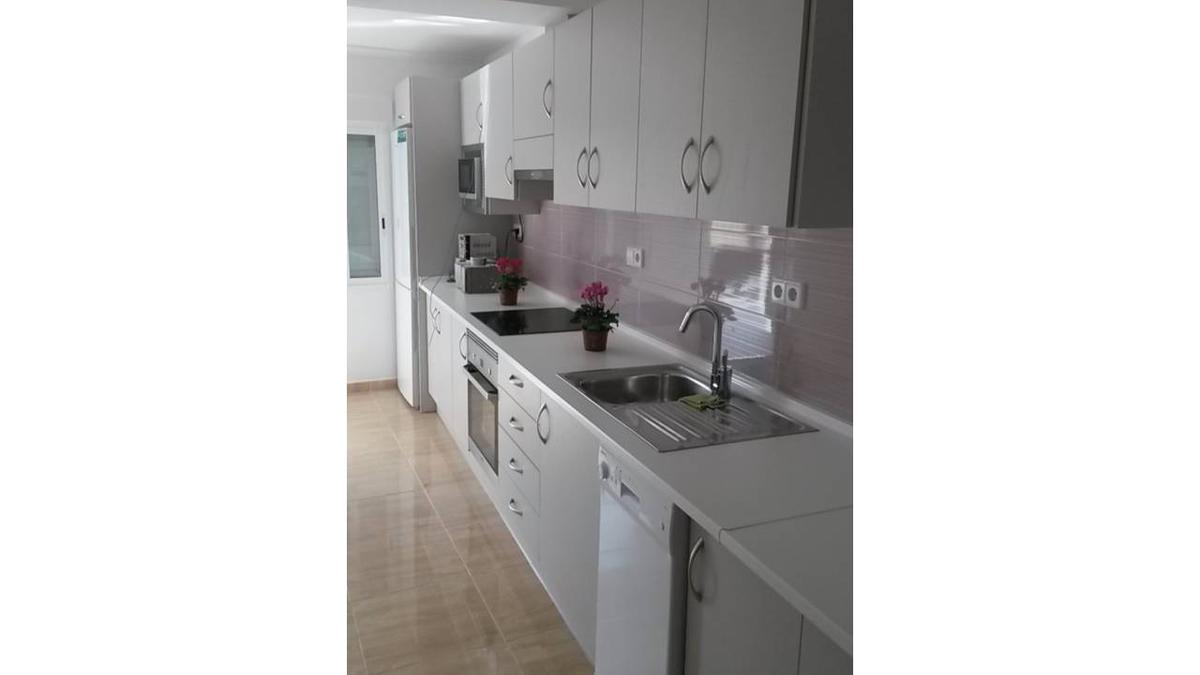 La cocina totalmente equipada de la casa a la venta en Orihuela