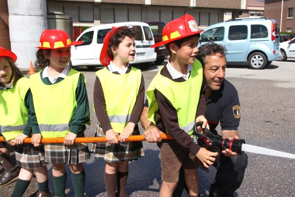 Visita de las teresianas a los bomberos