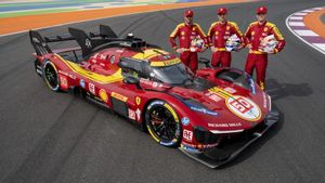 Molina, con sus compañeros Fuoco y Nielsen y el Ferrari oficial #50 para Le Mans