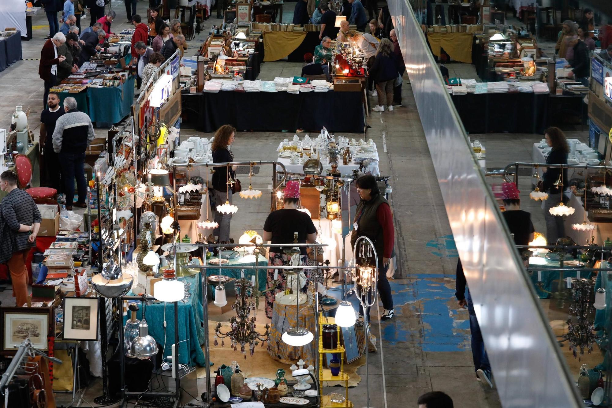 Larga cola en la apertura de la Feria de Antigüedades