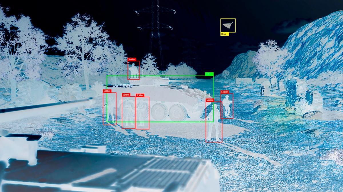 Recreación de la pantalla de un visor del futuro carro de combate, en la que se ven un vehículo blindado, soldados y un dron.